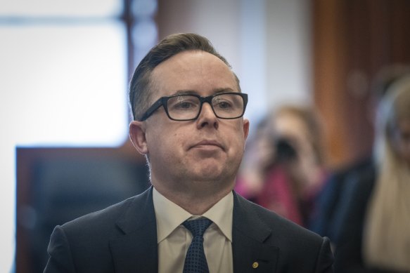 Former Qantas boss Alan Joyce selling most of his stock sent a message that Qantas shares were fully priced.